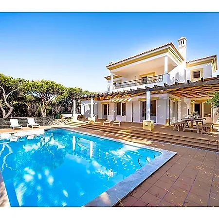 Large With Swimming Pool Within Walking Distance To The Otel