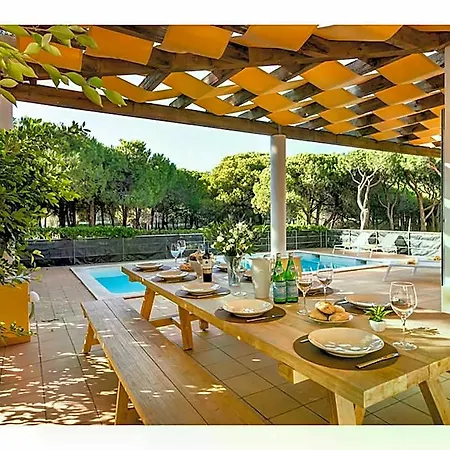Large With Swimming Pool Within Walking Distance To The 马林堡