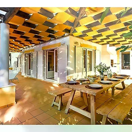 Large With Swimming Pool Within Walking Distance To The Otel 3*