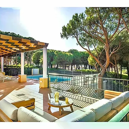 Large With Swimming Pool Within Walking Distance To The 3*