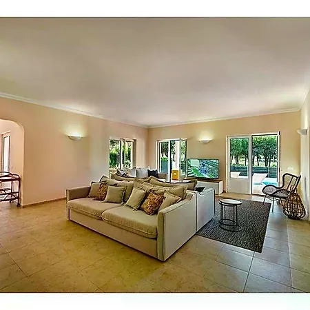 Large With Swimming Pool Within Walking Distance To The Otel 3*