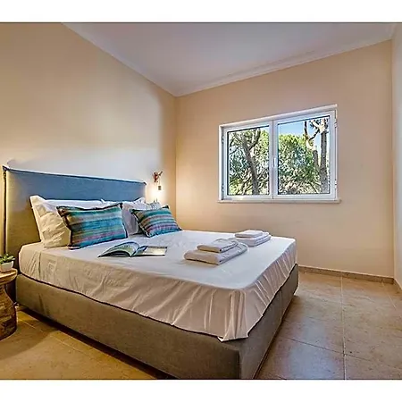 Large With Swimming Pool Within Walking Distance To The 马林堡